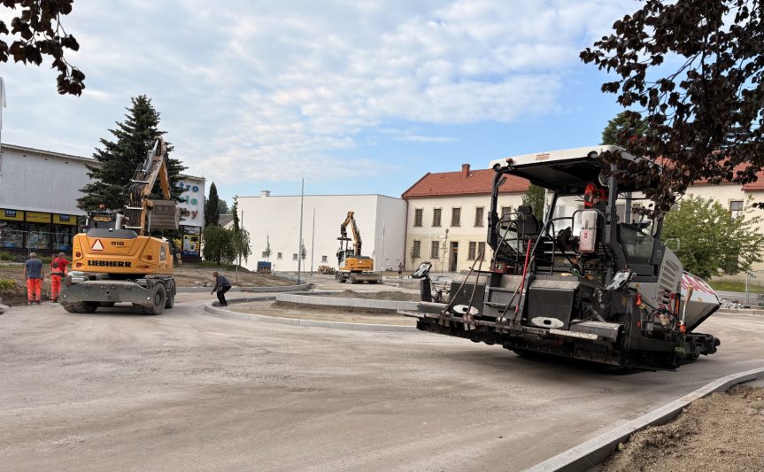 Hlavní práce na nové okružní křižovatce na Komenského náměstí finišují